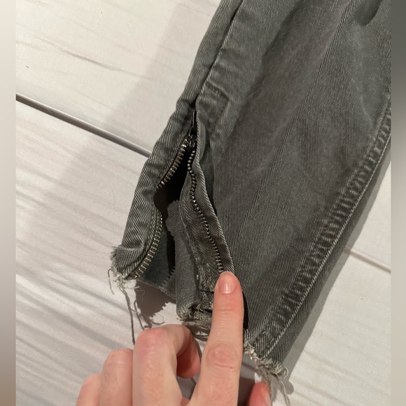 Skinny cargo style jean with zippers at the ankle - Picture 3 of 4